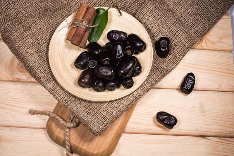 خرما مضافتی جیرفت با ظاهر براق و گوشتی لطیف